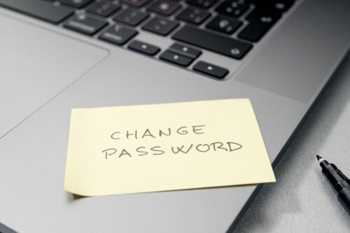 sticky note telling to change password to comply with password policy
